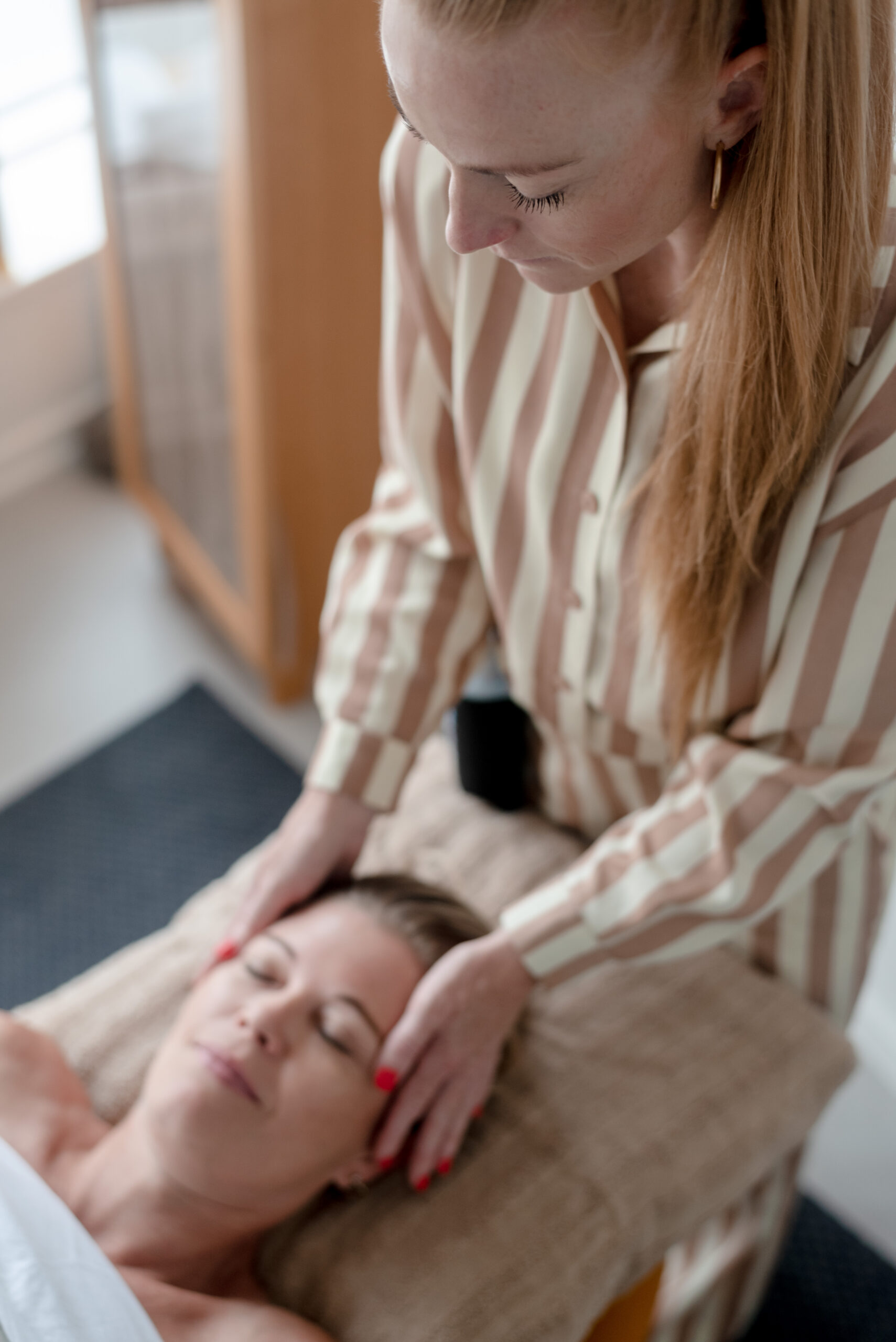 Nicka fra Bliss Body giver hovedmassage som en del af Stressmassage og Velvære massage.