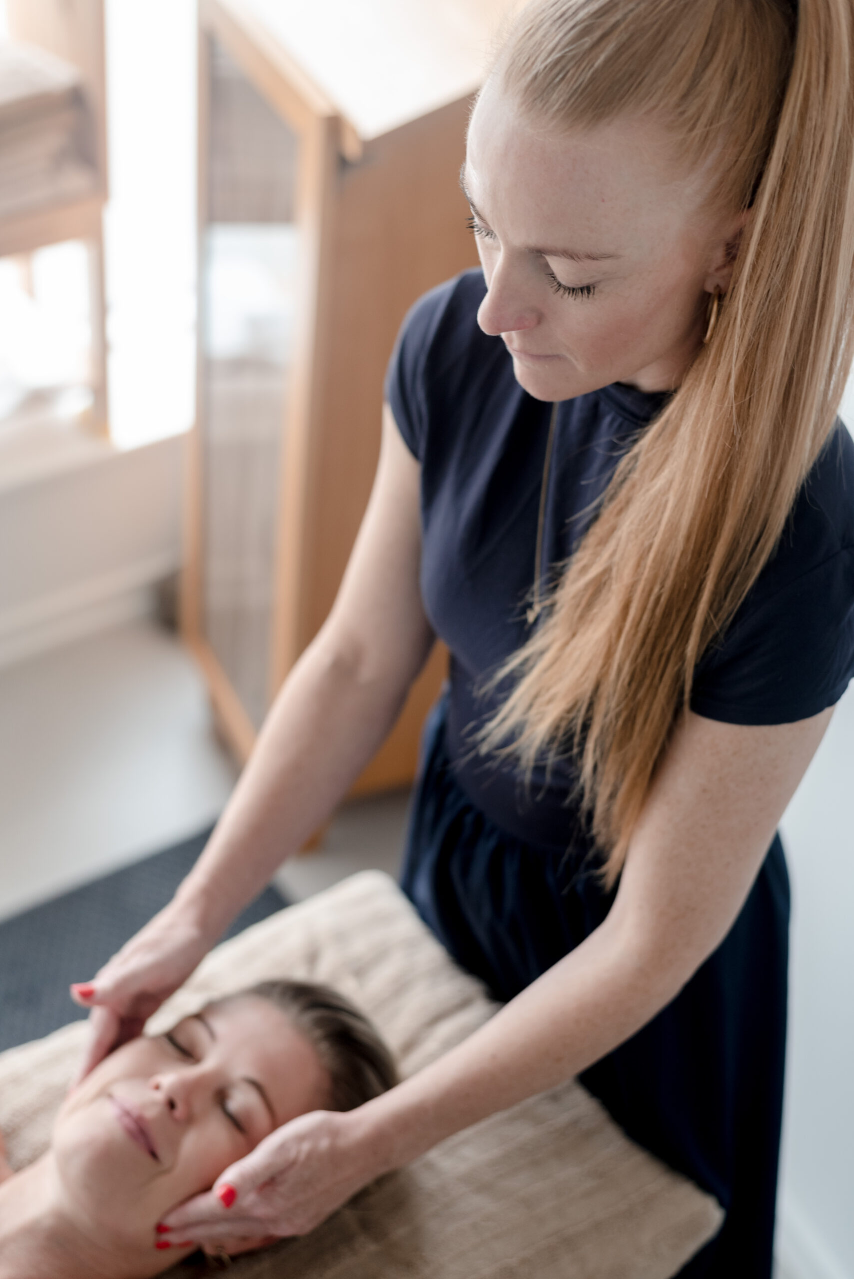 Nicka fra Bliss Body giver ansigtsmassage som en del af Stressmassage og Velvære massage.