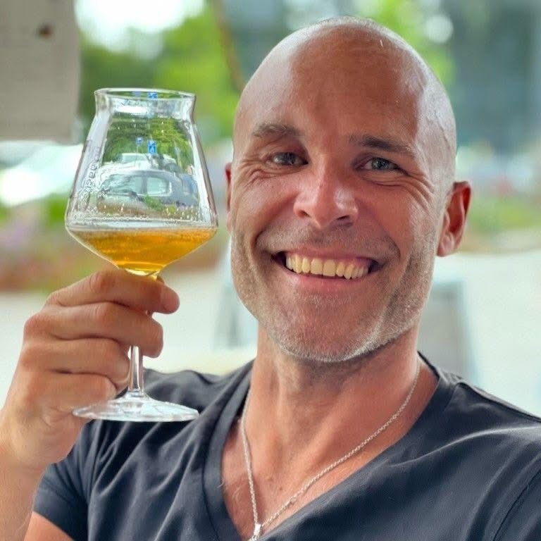 Portræt af kunde, der har skrevet anmeldelse af afstressende behandling hos Bliss Body.