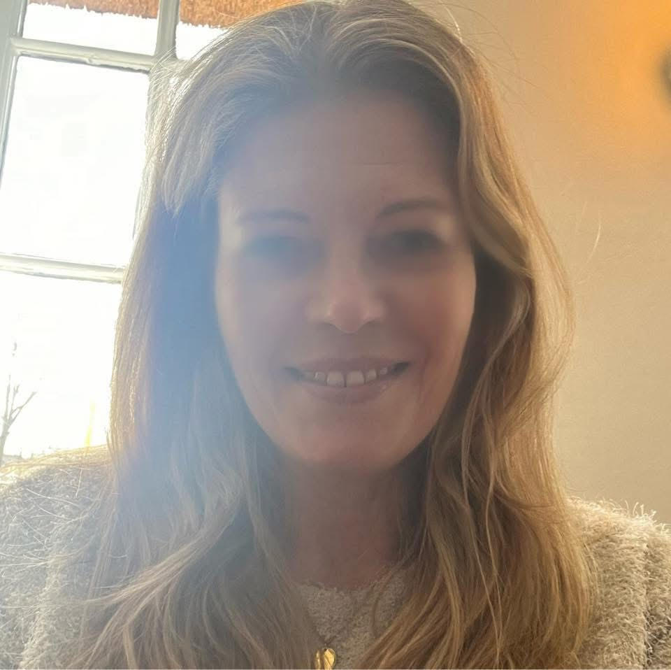 Portræt af klient, der deler anmeldelse af afslappende massage hos Bliss Body.